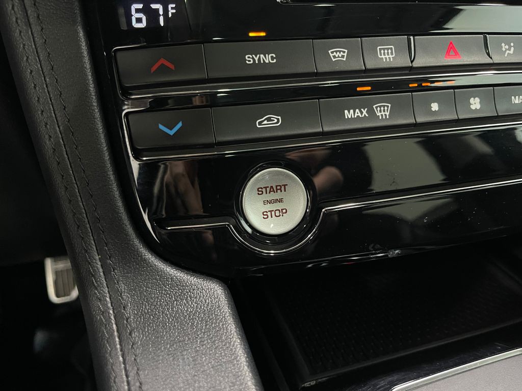 2019 Jaguar F-PACE Image 21