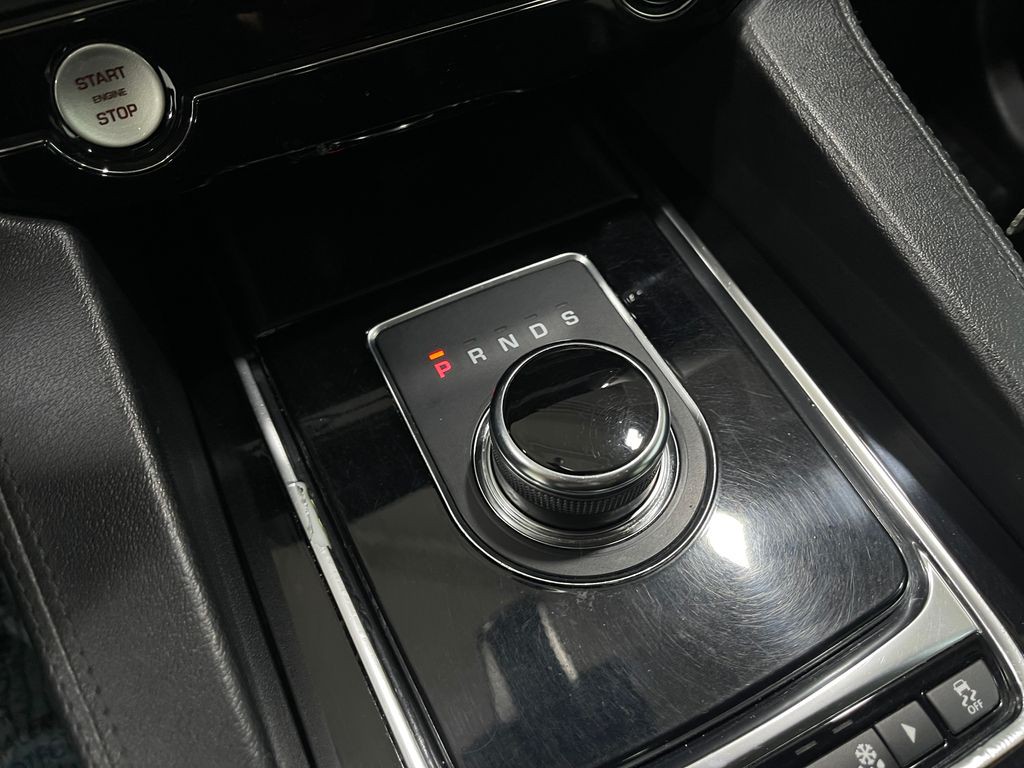 2019 Jaguar F-PACE Image 27