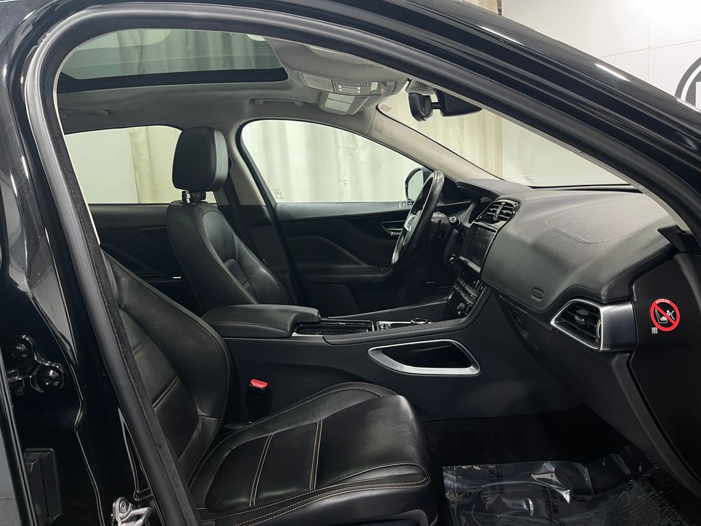 2019 Jaguar F-PACE Image 30