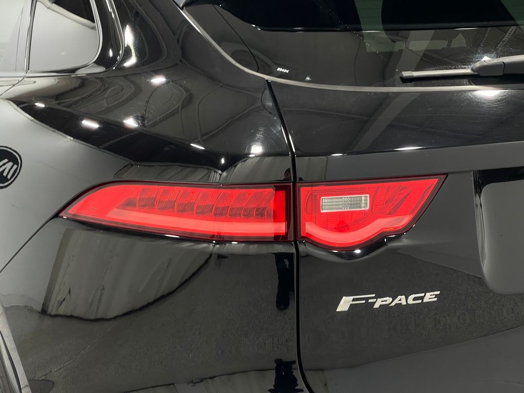 2019 Jaguar F-PACE Image 32