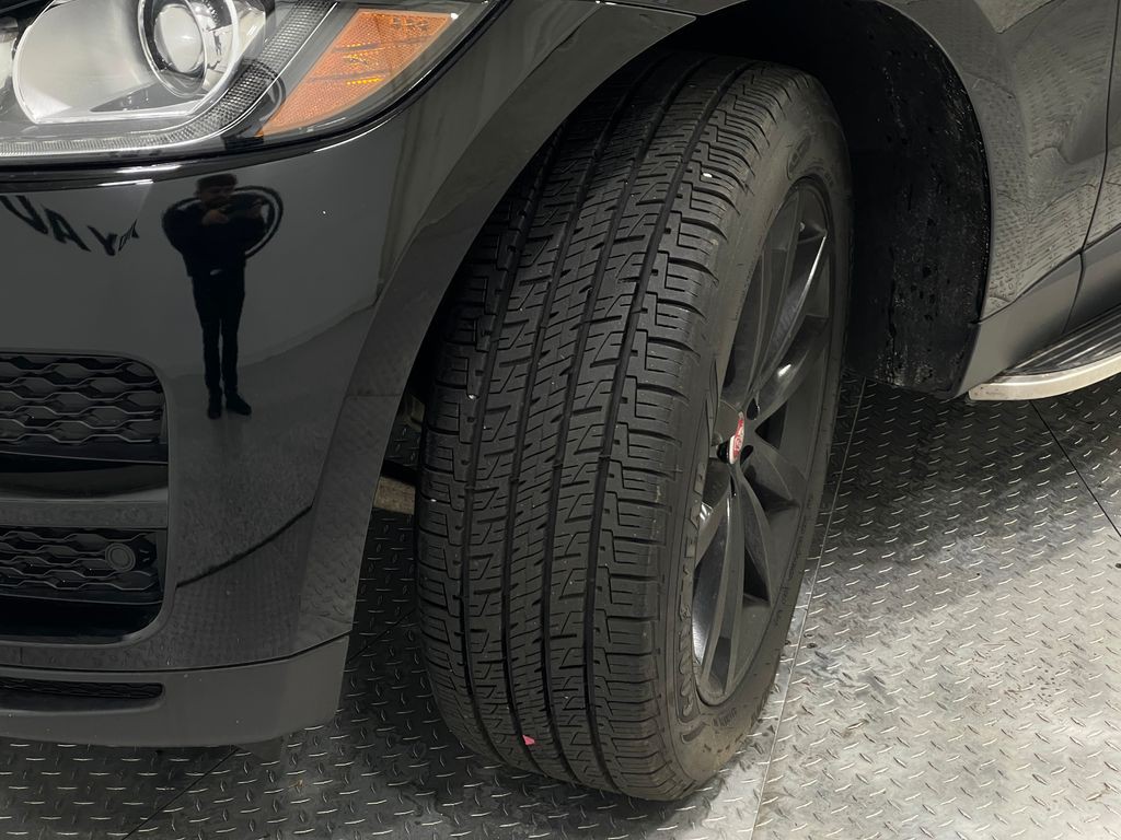 2019 Jaguar F-PACE Image 34