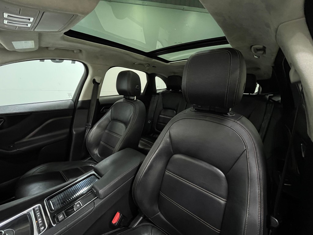 2019 Jaguar F-PACE Image 14