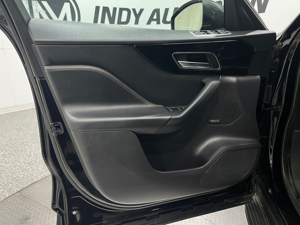 2019 Jaguar F-PACE Image 15