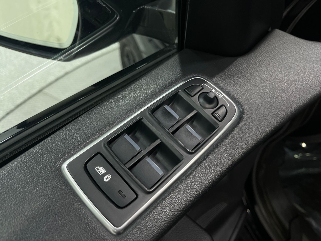 2019 Jaguar F-PACE Image 16