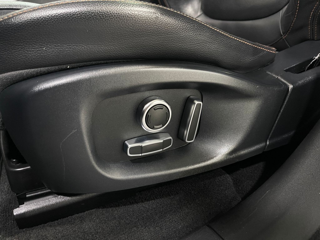 2019 Jaguar F-PACE Image 17