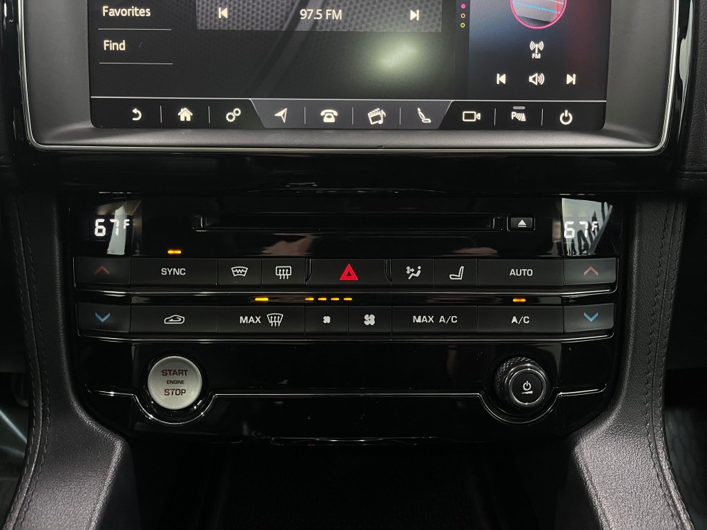 2019 Jaguar F-PACE Image 25