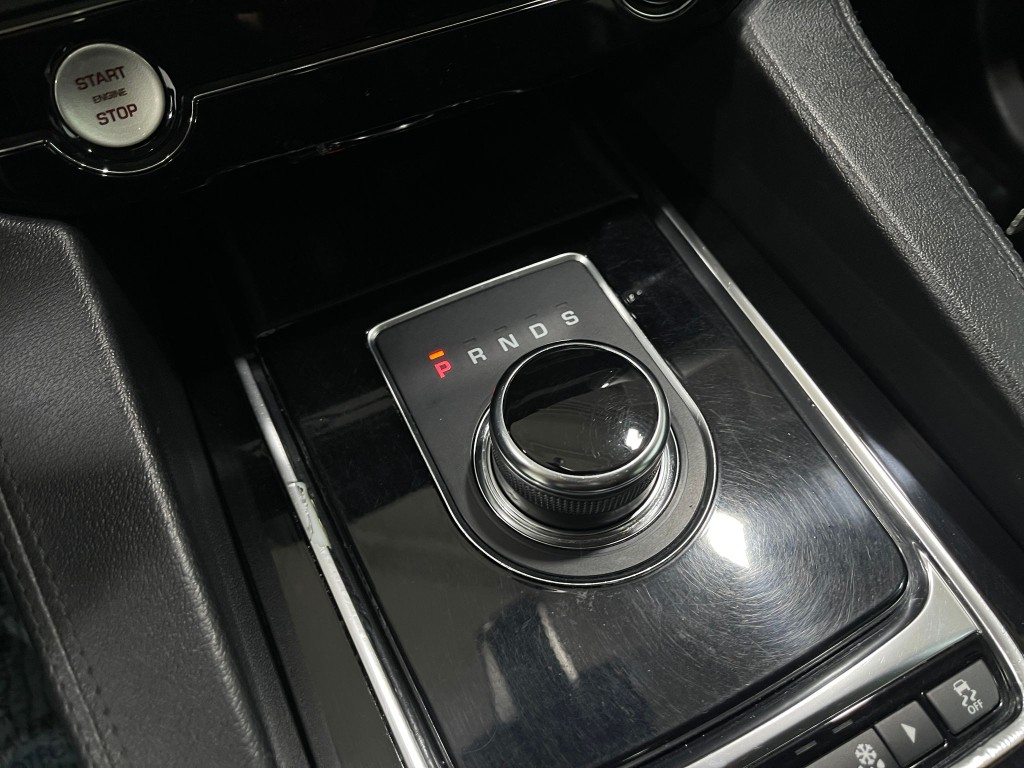 2019 Jaguar F-PACE Image 27