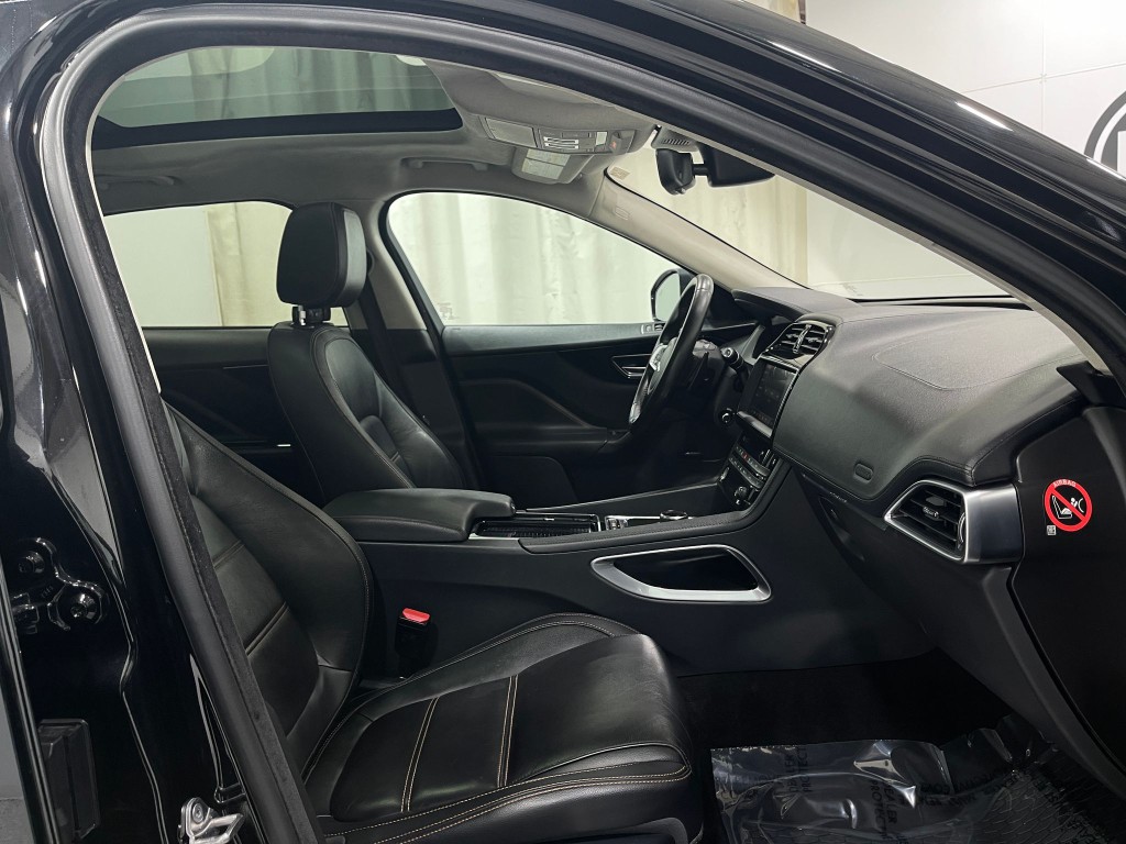 2019 Jaguar F-PACE Image 30