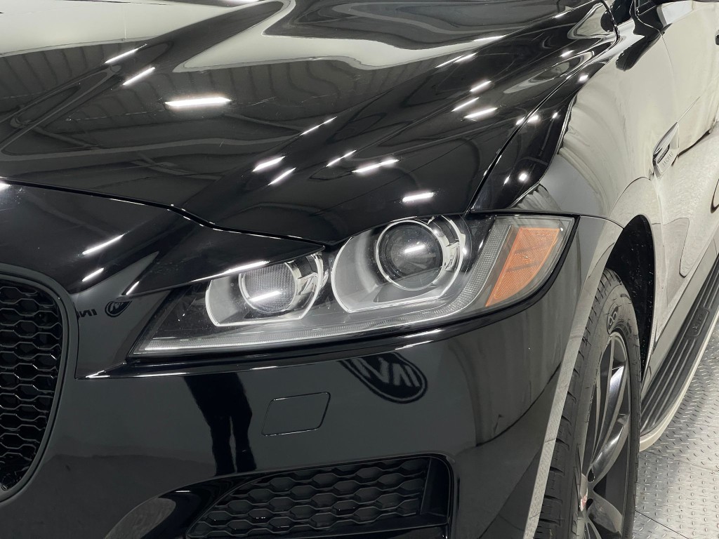 2019 Jaguar F-PACE Image 31