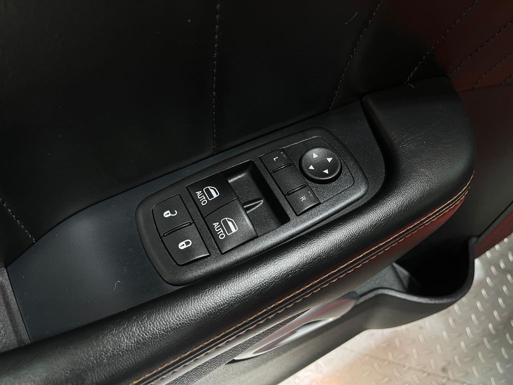 2016 Dodge Challenger Image 17