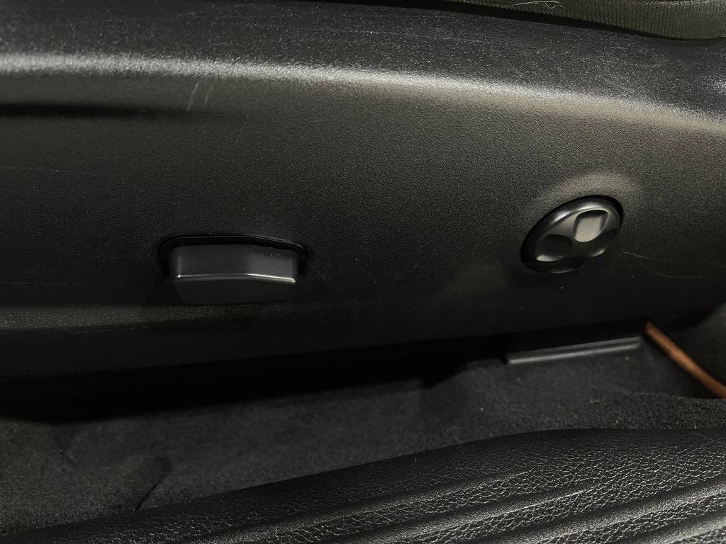 2016 Dodge Challenger Image 19