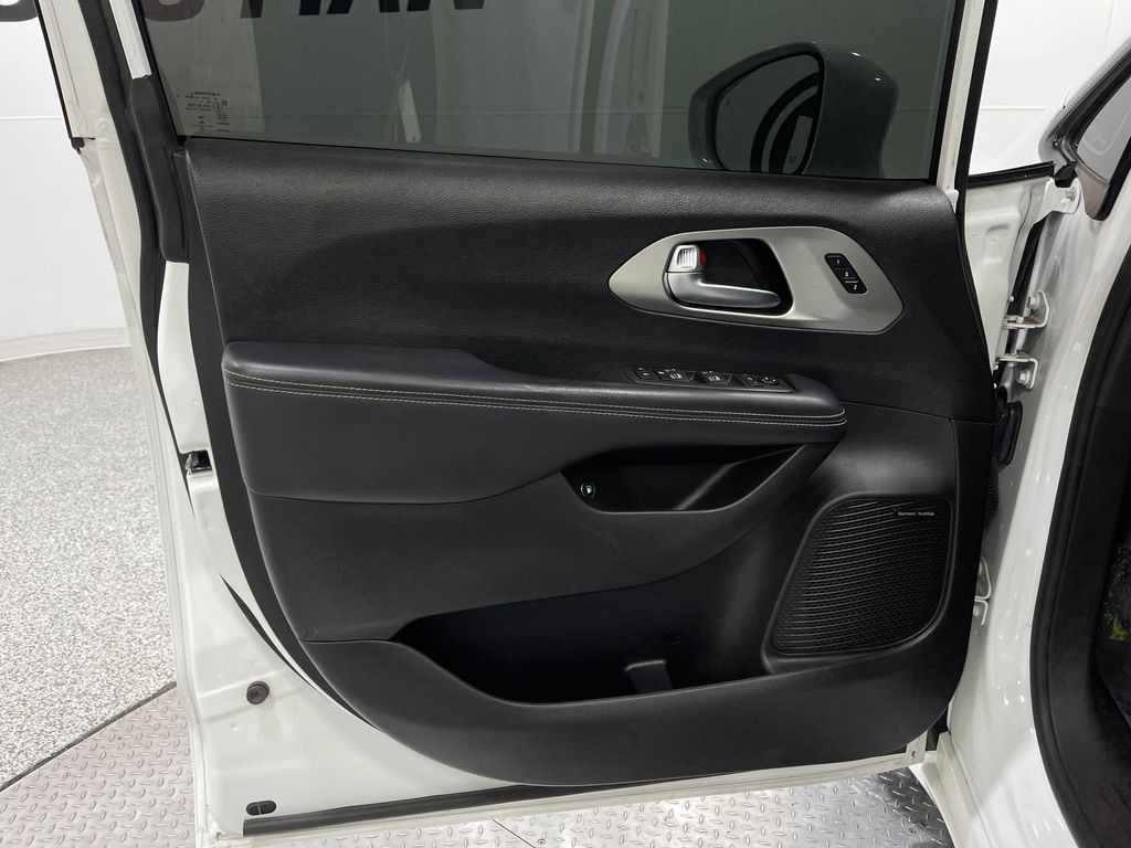 2021 Chrysler Pacifica Image 14