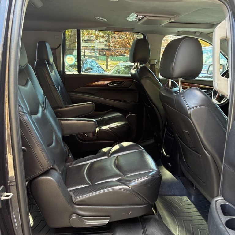 2015 Cadillac Escalade Image 17