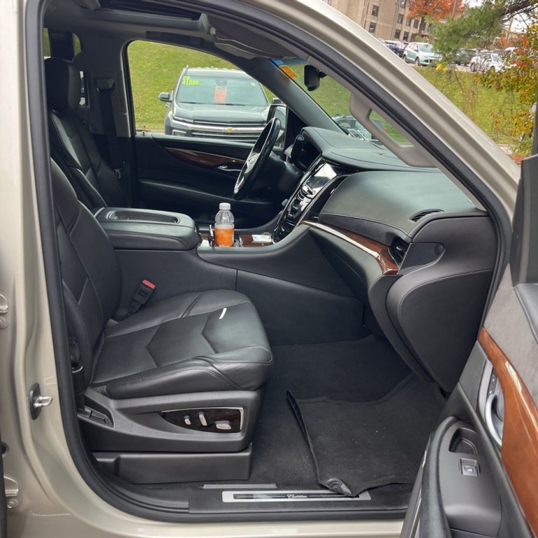 2016 Cadillac Escalade Image 8