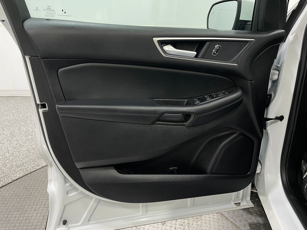 2020 Ford Edge Image 16