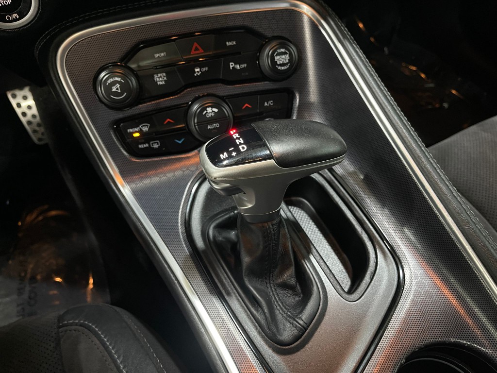 2016 Dodge Challenger Image 24