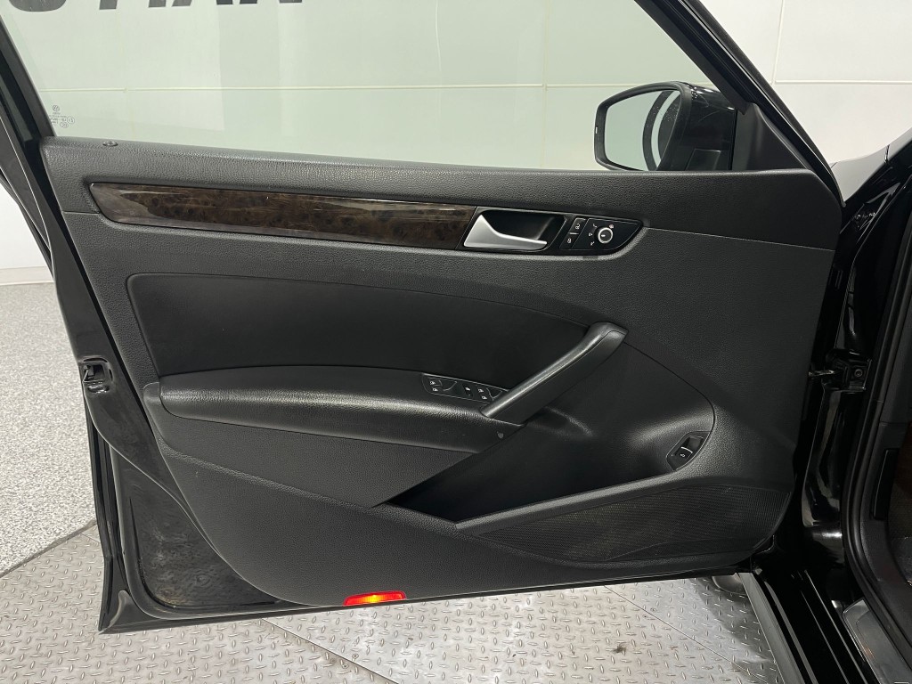 2015 Volkswagen Passat Image 14