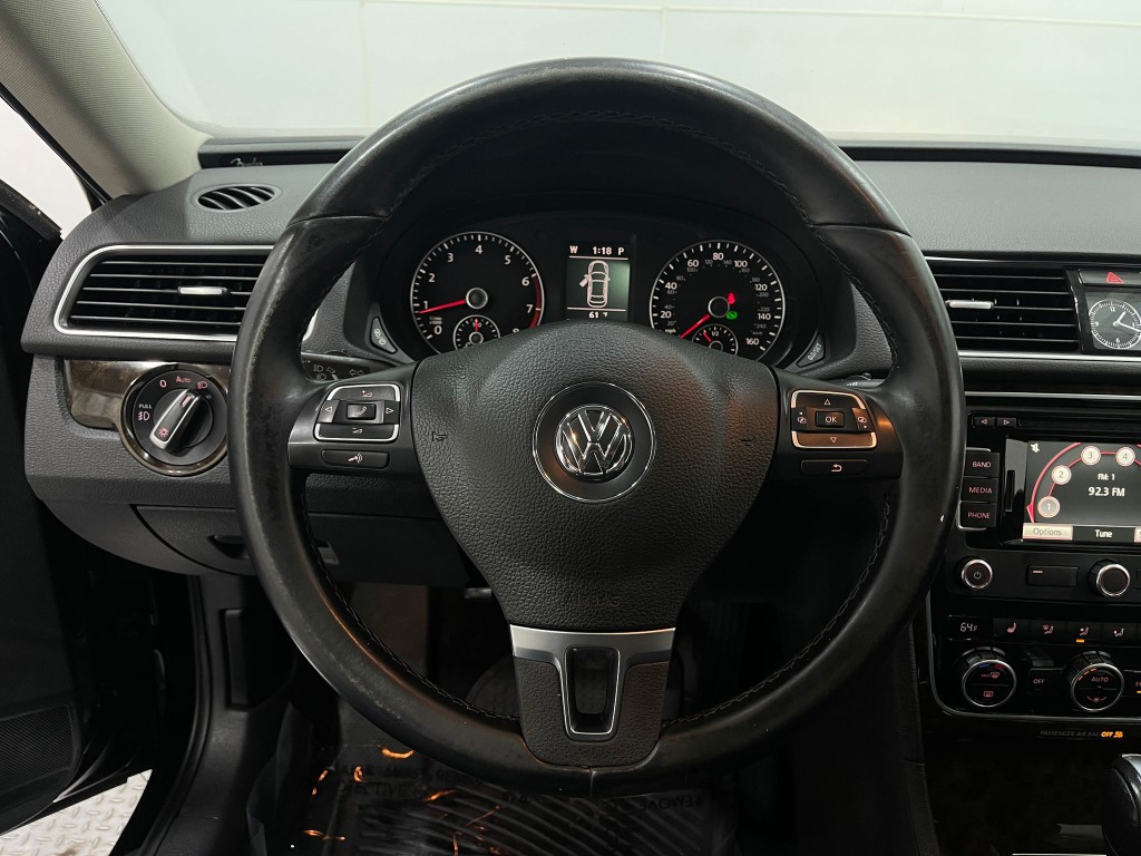 2015 Volkswagen Passat Image 21