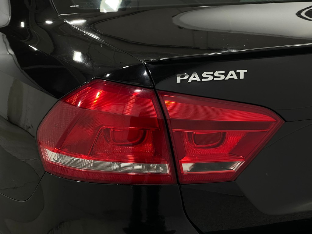 2015 Volkswagen Passat Image 32