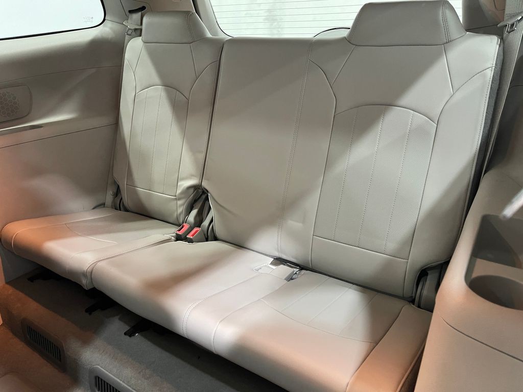 2016 Buick Enclave Image 32