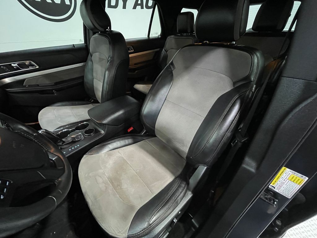 2017 Ford Explorer Image 12