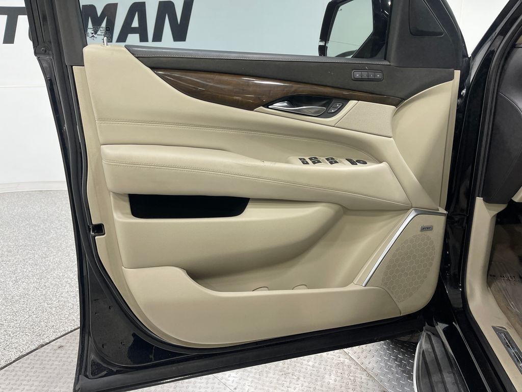 2019 Cadillac Escalade Image 17