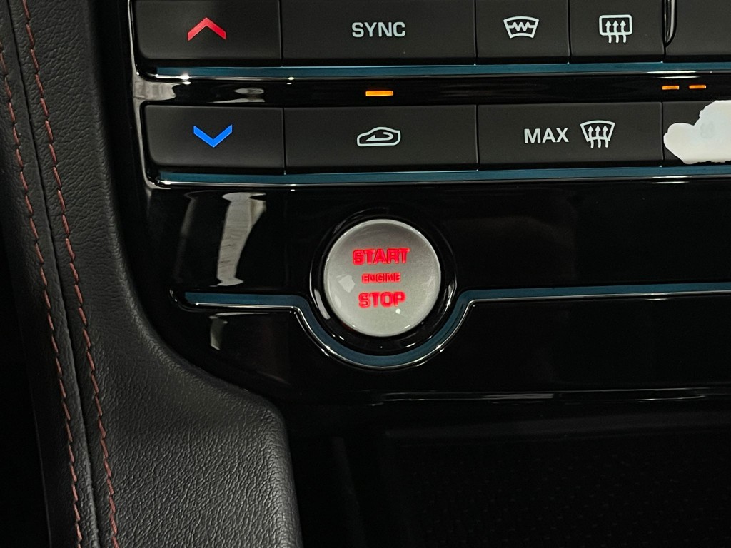 2017 Jaguar F-PACE Image 21
