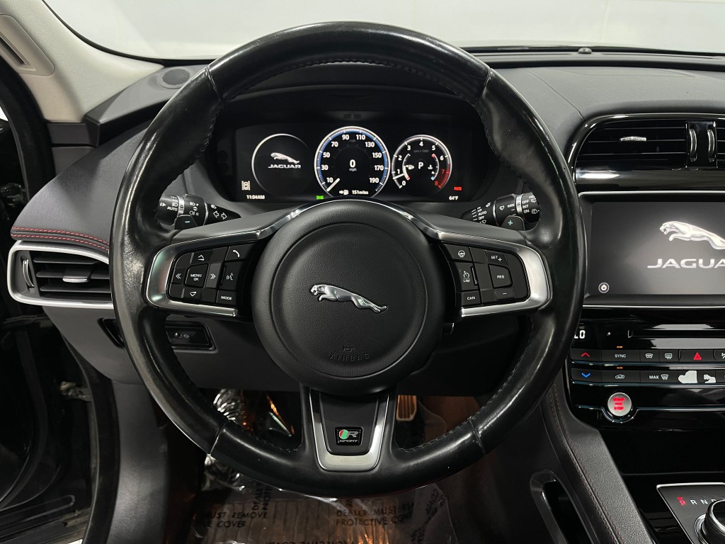 2017 Jaguar F-PACE Image 22
