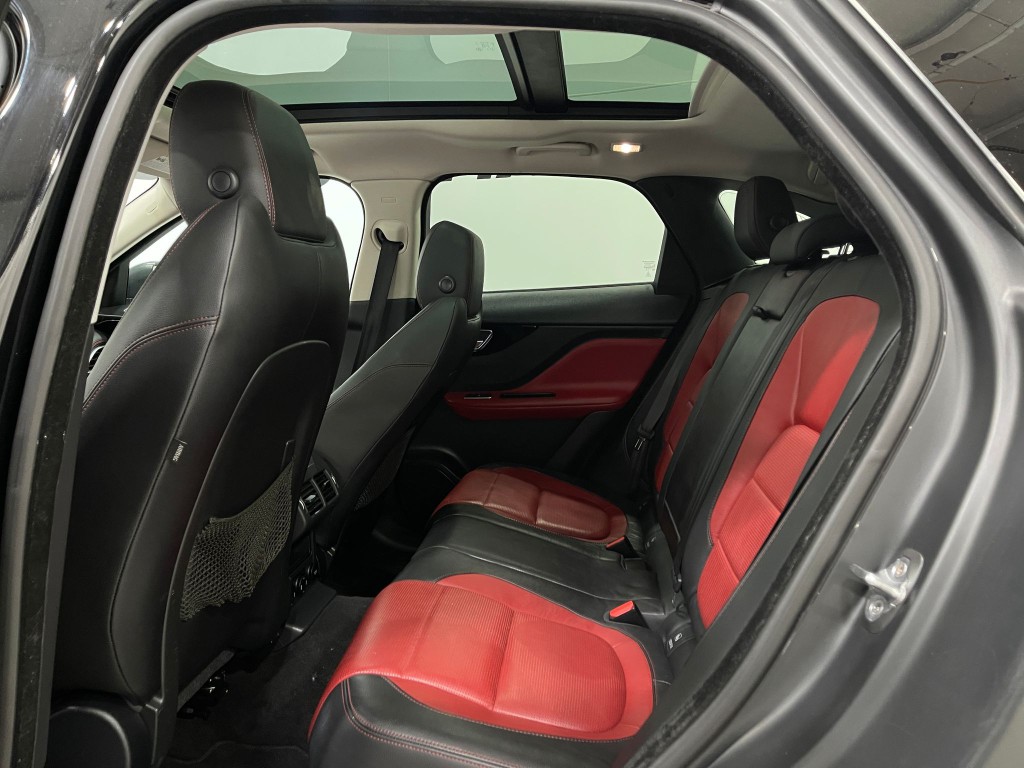 2017 Jaguar F-PACE Image 30