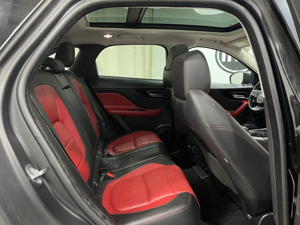 2017 Jaguar F-PACE Image 31