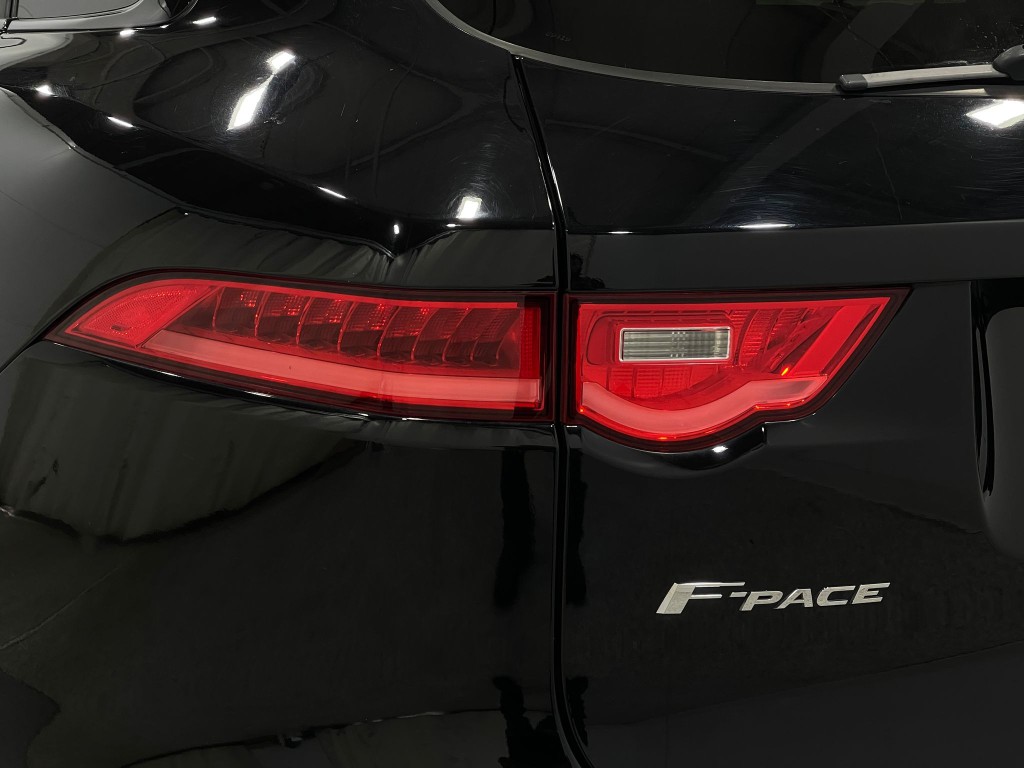 2017 Jaguar F-PACE Image 34