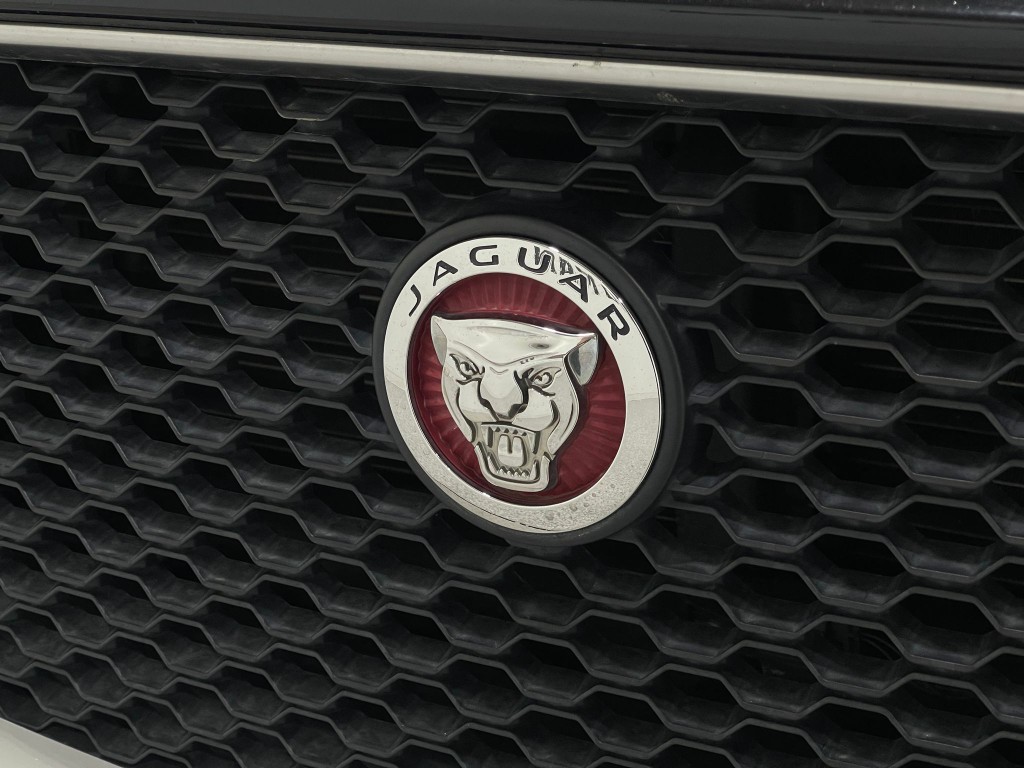 2017 Jaguar F-PACE Image 38