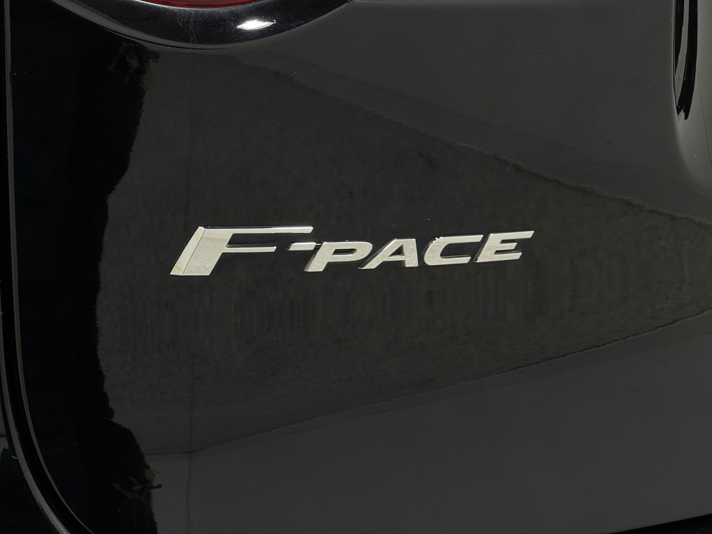 2017 Jaguar F-PACE Image 39