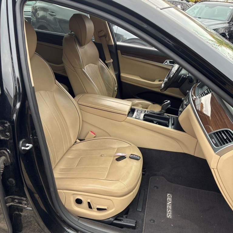 2015 Hyundai Genesis Image 8