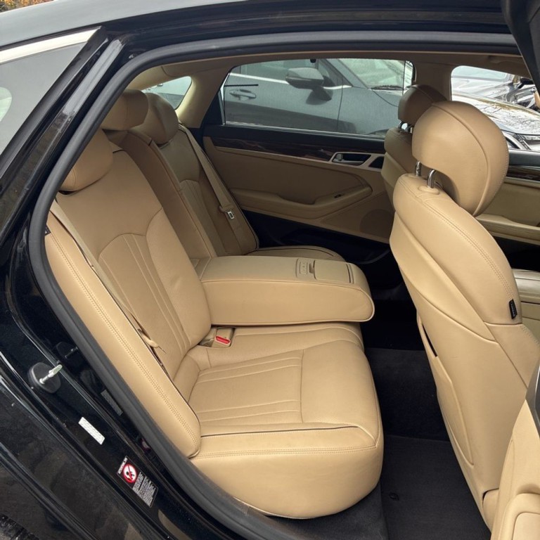 2015 Hyundai Genesis Image 17