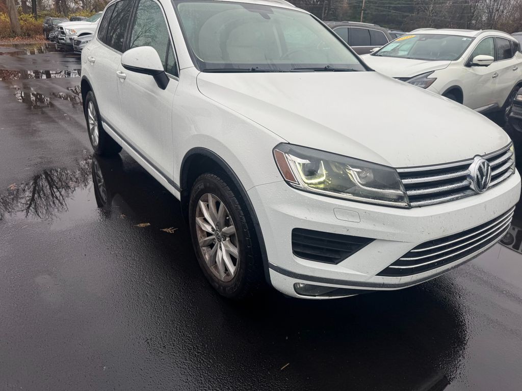 2016 Volkswagen Touareg Image 1