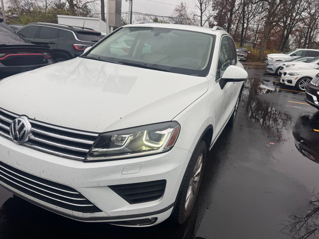 2016 Volkswagen Touareg Image 2