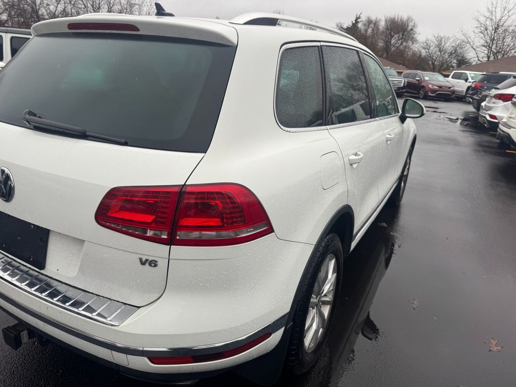 2016 Volkswagen Touareg Image 3