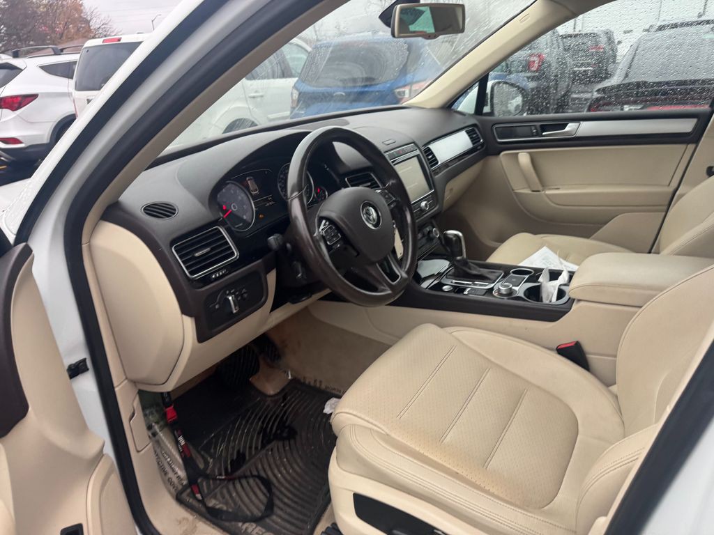 2016 Volkswagen Touareg Image 5