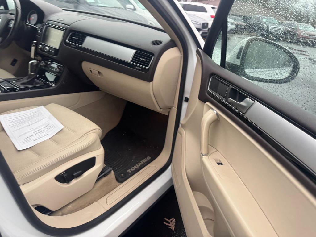 2016 Volkswagen Touareg Image 6