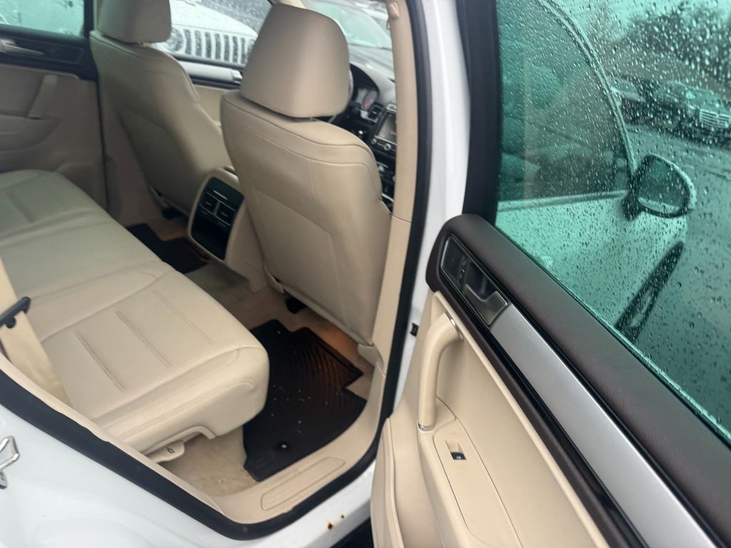 2016 Volkswagen Touareg Image 7