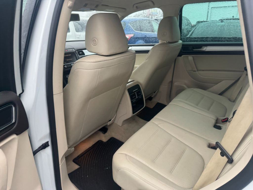 2016 Volkswagen Touareg Image 8