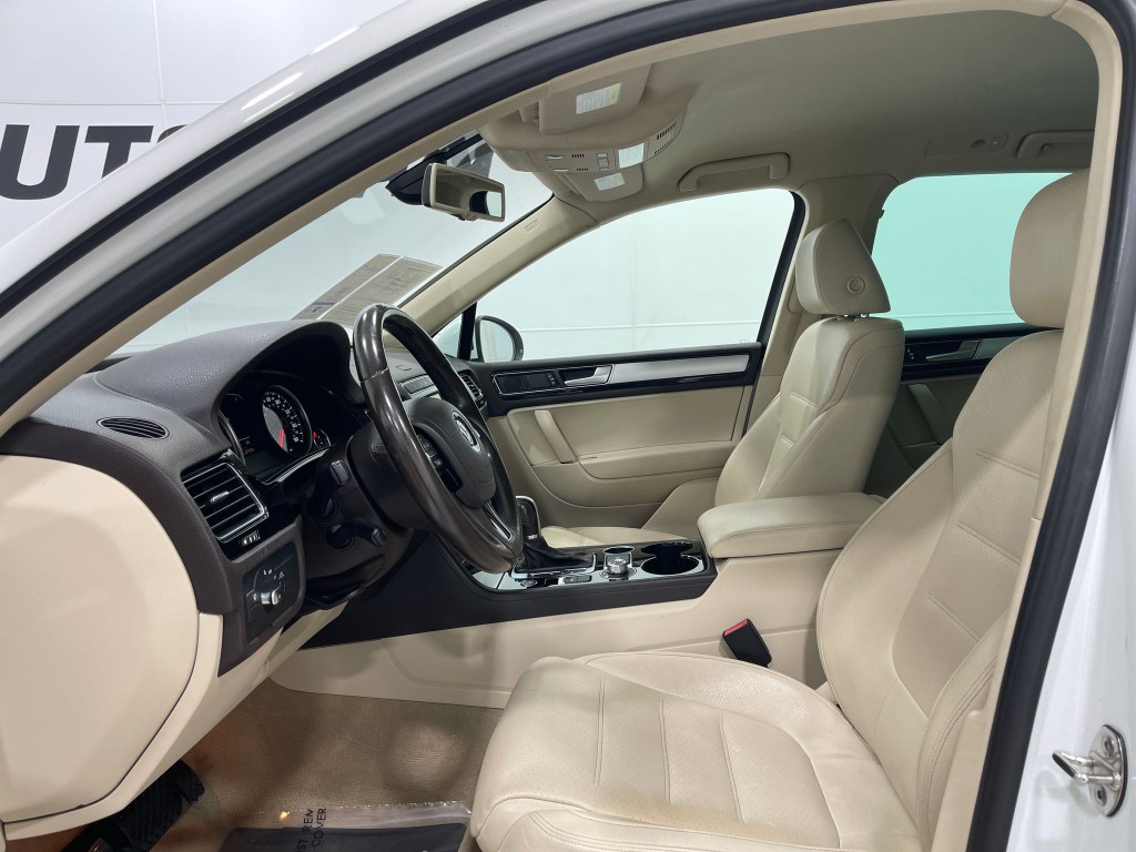 2016 Volkswagen Touareg Image 11