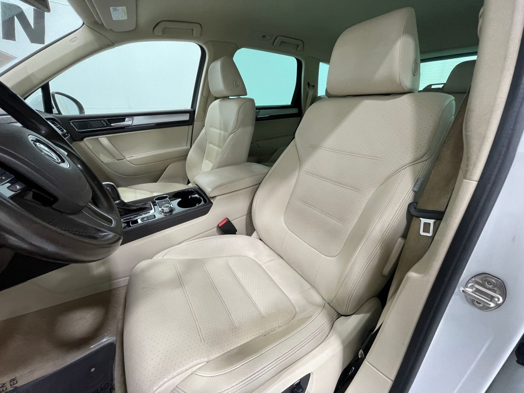 2016 Volkswagen Touareg Image 12