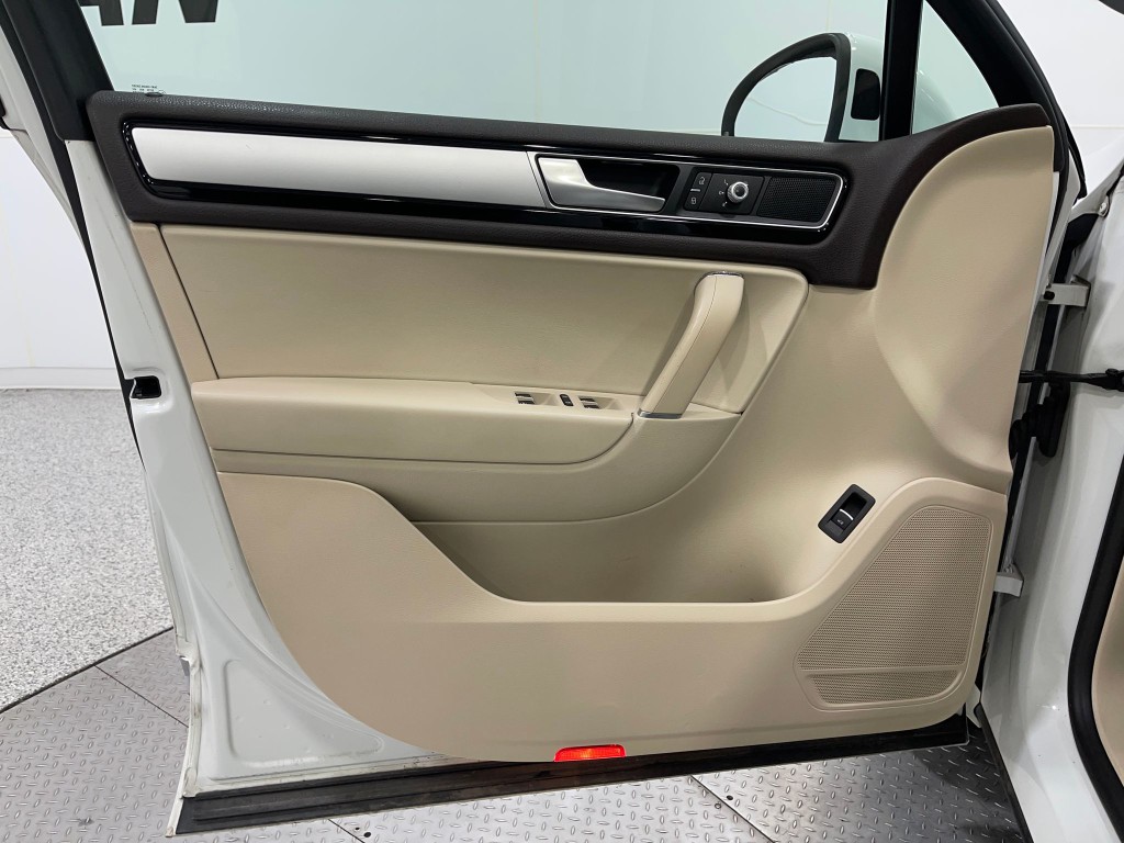 2016 Volkswagen Touareg Image 13