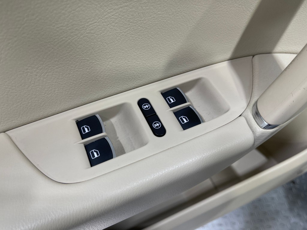 2016 Volkswagen Touareg Image 14