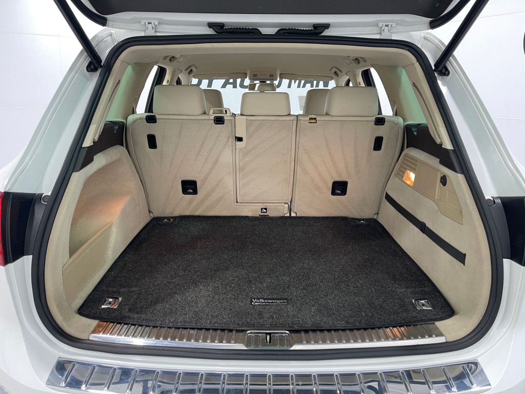 2016 Volkswagen Touareg Image 24