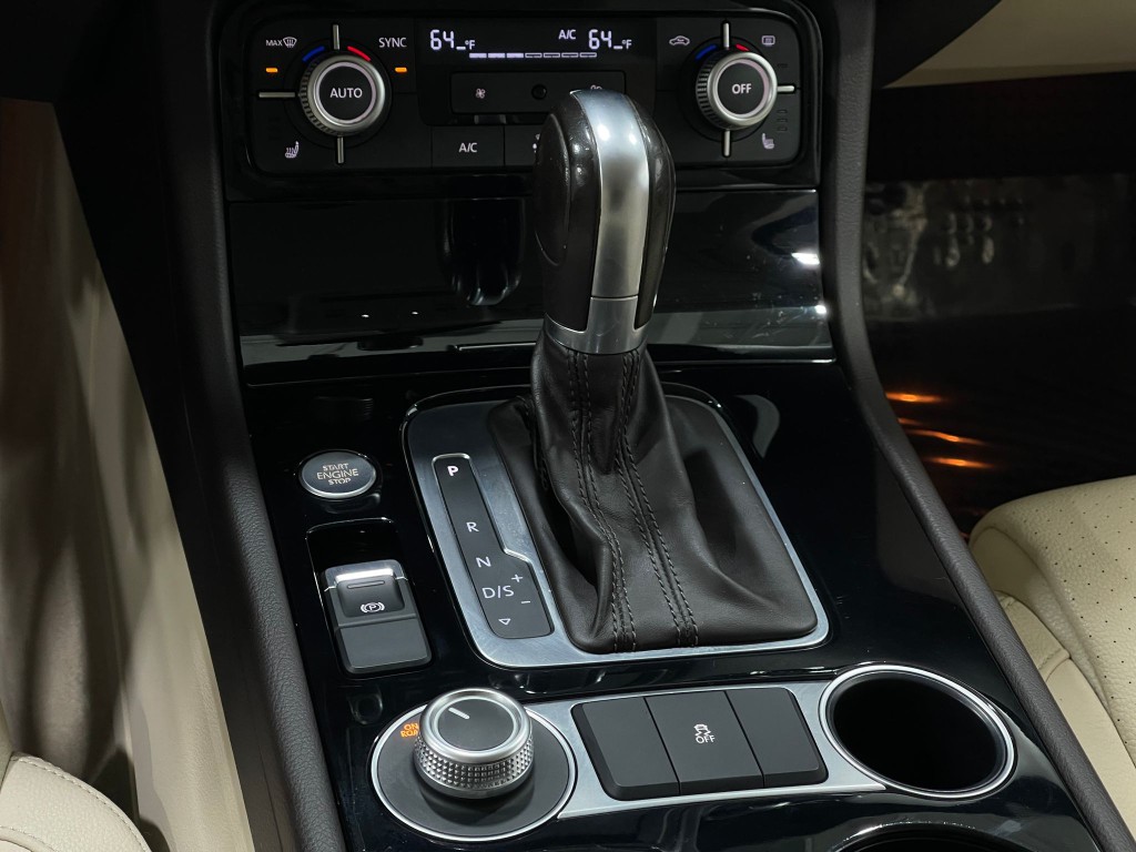 2016 Volkswagen Touareg Image 27