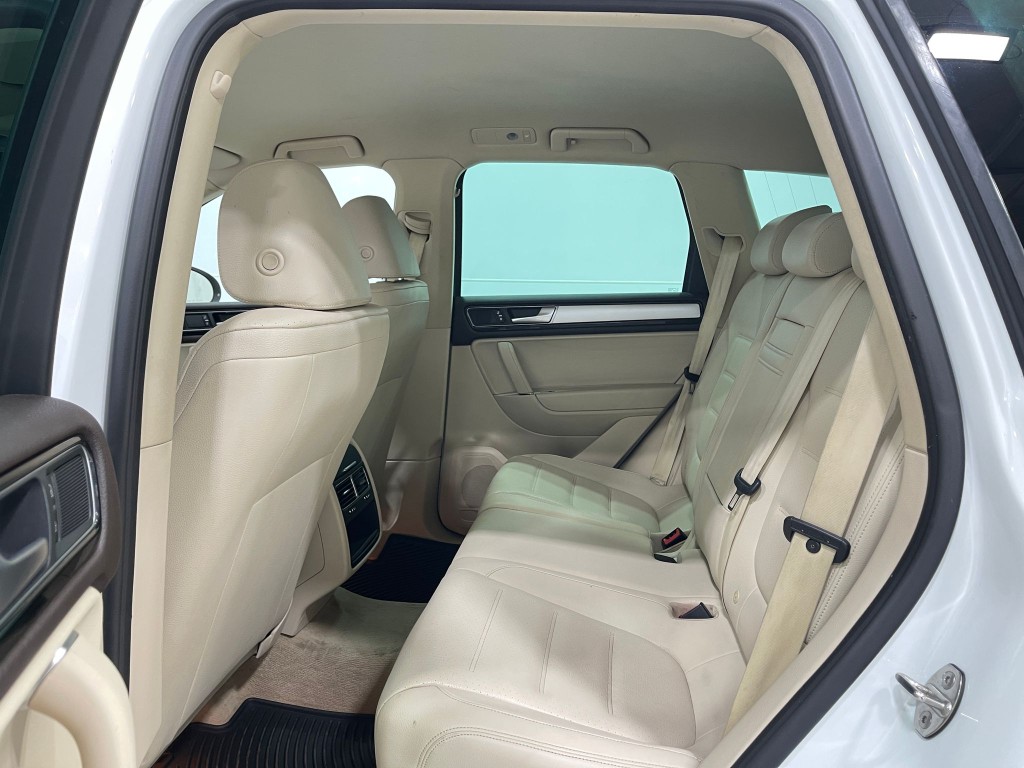 2016 Volkswagen Touareg Image 28