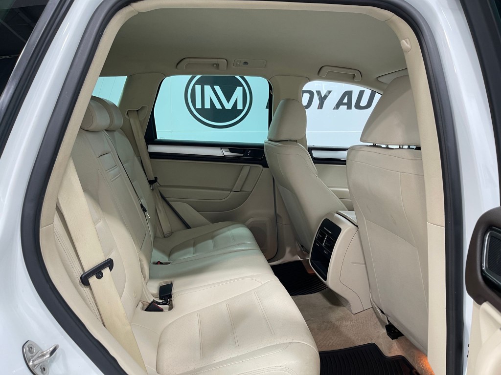 2016 Volkswagen Touareg Image 29